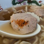 喜多方ラーメン 天高盛 - チャーシューに七味トッピング