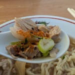 喜多方ラーメン 天高盛 - 刻んだチャーシューに七味トッピング