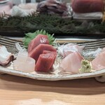 天史朗鮨 - お刺身盛り合わせ（酢タコ、ヤガラ昆布〆、めじ鮪、本鮪血合いぎし、アカムツ、石鯛、クエ）