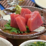 大八 - 本まぐろお刺身  みんなの信楽焼で