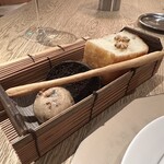 Itsuki - 自家製パン　胡桃とレーズン、ココア、グリッシーニ、フォッカチャなど食感や味わいが敢えて異なる組み合わせです。ゲストを飽きさせない配慮に脱帽です。