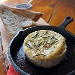 Dining Bar&Cafe Nayuta - カマンベールチーズのローズマリーオーブン焼き
2350円