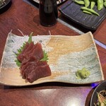 全席個室居酒屋 食べ放題 かなで - 枝豆とお皿半分の光っているマグロ