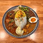 スパイス マッシュ - 3種全部のあいがけカレー(和出汁チキンカレーとブラウンマッシュキーマカレーと干しえびイカココナッツカレー)