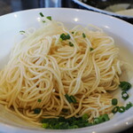 弘明寺丿貫 - ブリアヒージョの和え玉の麺とその下の油ダレ