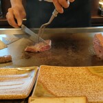 鉄板焼ステーキ 一ッ葉ミヤチク - 目の前で調理