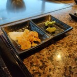 鉄板焼ステーキ 一ッ葉ミヤチク - ガーリック、塩、柚子胡椒、わさび