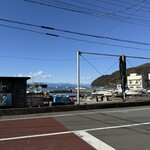 の一食堂 - お店の目の前が戸田港で、奥に雪を被った南アルプス