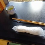 らぐりゅ - テーブル お茶とおしぼり