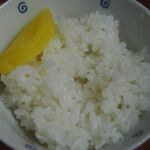 中華そば 上海 - たくあん付きのご飯