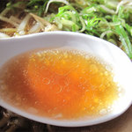 ゆきみ家 - 醤油らーめんのスープ。ほどよく鶏油がブレンドされて、マイルド醤油味で、量もあります。