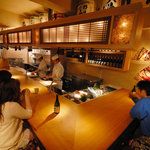 ゆるり。 酒槽 - カウンターも広く、料理スタッフとの会話も楽しめます。秘蔵の日本酒も。。。