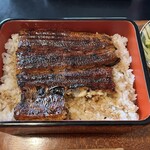 信川円 - これは別の日の うな重 (ろ、ひと串) 私は右下の蒲焼から食べ始める。ご飯と一緒に頬張ると『溢してはいけない』と緊張感が生まれるのでゆっくり香りを楽しみ別々に食べる