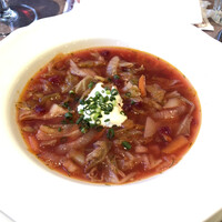 Russian Restaurant ROGOVSKI 銀座 - ボルシチもボリュームありますが、野菜主体でクリームで味変も出来ます。酸味が良いです。