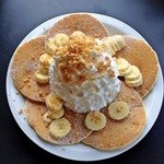 Banana whipped cream and macadamia nuts 1100