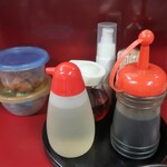 丸亀飯店 - 卓上備品の様子。