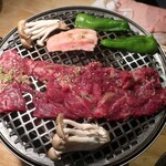 焼肉ホルモン焼き 大地 - ・「牛盛り(¥3500)」のウチハラミ。
