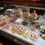 パティスリーマサ - ショーケースの様子。