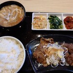かるびのとりこ - 料理写真:二種盛牛かるび定食990円 味噌汁→豚汁に変更+120円