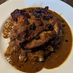 マックス キャロット - チキンカレー　ナイフいらずの柔らかチキン　カレーはスパイシーなのでレーズンがいいアクセント