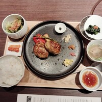 川端志史 - ハンバーグ定食