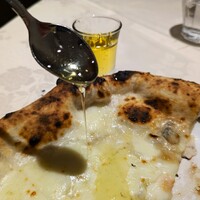 ナプレ 横浜高島屋店 - ４種類のチーズが乗っているピザで蜂蜜を塗って食べます。