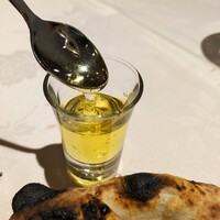ナプレ 横浜高島屋店 - ４種類のチーズが乗っているピザで蜂蜜を塗って食べます。