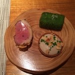 キュイジーヌ[s] ミッシェル・トロワグロ - アミューズ・ブーシュ。とても、とても小さくて、可愛いのです。