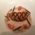 キュイジーヌ[s] ミッシェル・トロワグロ - フォワグラのグリエ・リュバーブとヘーゼルナッツ。シンプルな塩味でいただくフォアグラは初めて。焼き加減は絶妙で絶品。