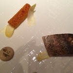 キュイジーヌ[s] ミッシェル・トロワグロ - 鯵のブリュレ・アスパラガスとパルメザン。鰺のイメージが変わります。