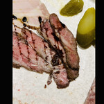 BUNA - 上州牛冷製ローストビーフ　ポルト酒の効いたバルサミコソースで〜　このローストビーフは赤字でしょう、とけます！antipastoから、わたくしの脳は緩んじゃぃました　　byまみこまみこ