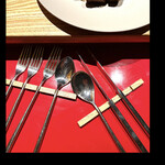 BUNA - シルバーはテーブルの引き出しの下をスライドするとオープンです！　byまみこまみこ