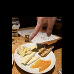 BUNA - チーズの説明をしてくれてます　覚えられないから動画を撮ってますが載せれませんねっ〜　　byまみこまみこ