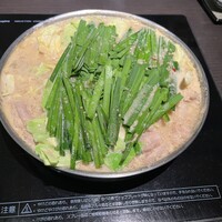 博多もつ鍋 やま中 赤坂店 - 煮えた状態でサーブされます