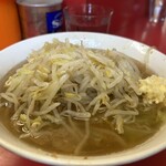 ラーメン二郎 三田本店 - 小らーめん　麺半分　豚1枚　ニンニク少し　700円