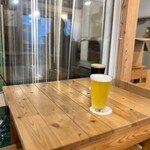 SAKAMICHI BREWING - カウンターで先払いにてオーダー、
ビアタップからグラスに注いでもらい…
お席に座る、セルフスタイル。