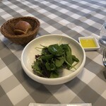 TRATTORIA AL POMPIERE - グリーンサラダにブルスケッタ？とオリーブオイル