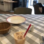 TRATTORIA AL POMPIERE - アイスミルクティー、このグレーのクロスも可愛いです♪