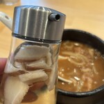 つけ麺がんつけ - 味変に椎茸出汁入りの酢もあります