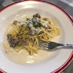 TRATTORIA AL POMPIERE - マッシュルームと自家製ソーセージ肉のクリームソースフィットチーネか？美味しい