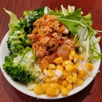 クンメー - サラダバーから、各々お好みの｢サラダ｣！私は｢シーザーサラダドレ｣と｢ナンプリックオン｣のあいがけ！