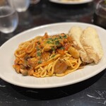 ヴィアデッラキエーザ - 燻製豚とキノコのトマトソース 1,080円
