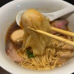 らぁ麺や 嶋 - わんたんはチャーシューの裏に隠れております。