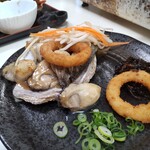 中義水産 - バター焼きかき (５ケ入) ¥1200、玉ねぎリング (サービス)