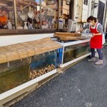 中義水産 - 店裏に活魚水槽があり、注文してからさばくので鮮度抜群！