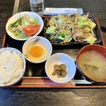 若竹 - 「肉野菜炒め定食（税込￥950）」と「《もう一品》生たまご(L)（税込￥110）」