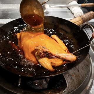 何度も油を回しかける調理シーンも印象的なクリスピーチキン