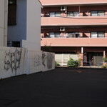 丿貫 - 行列場所の駐車場に待ち人なし