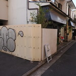 丿貫 - 左が行列場所、右奥がお店