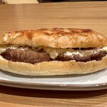 焼きたてパン工房 かえでの木 - ハンバーグパニーニ４００円！　　　　　　　　　　　　　　　具を見えやすくずらしてみました！